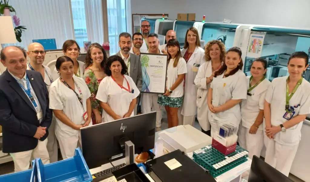 Personal del Laboratorio Central del HUC mostrando la certificación Laboratorio Verde obtenida | Gobierno de Canarias