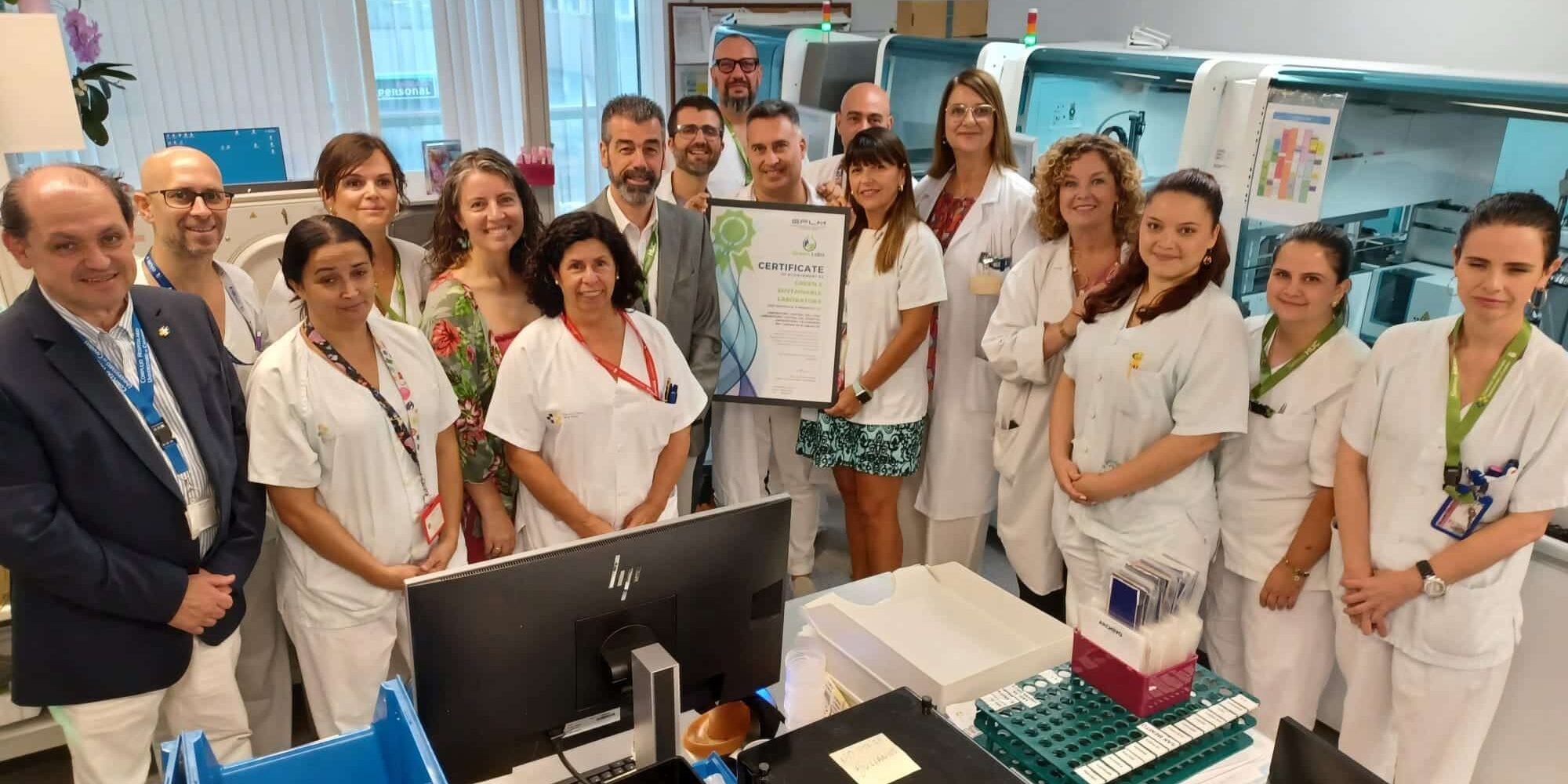 Personal del Laboratorio Central del HUC mostrando la certificación Laboratorio Verde obtenida | Gobierno de Canarias